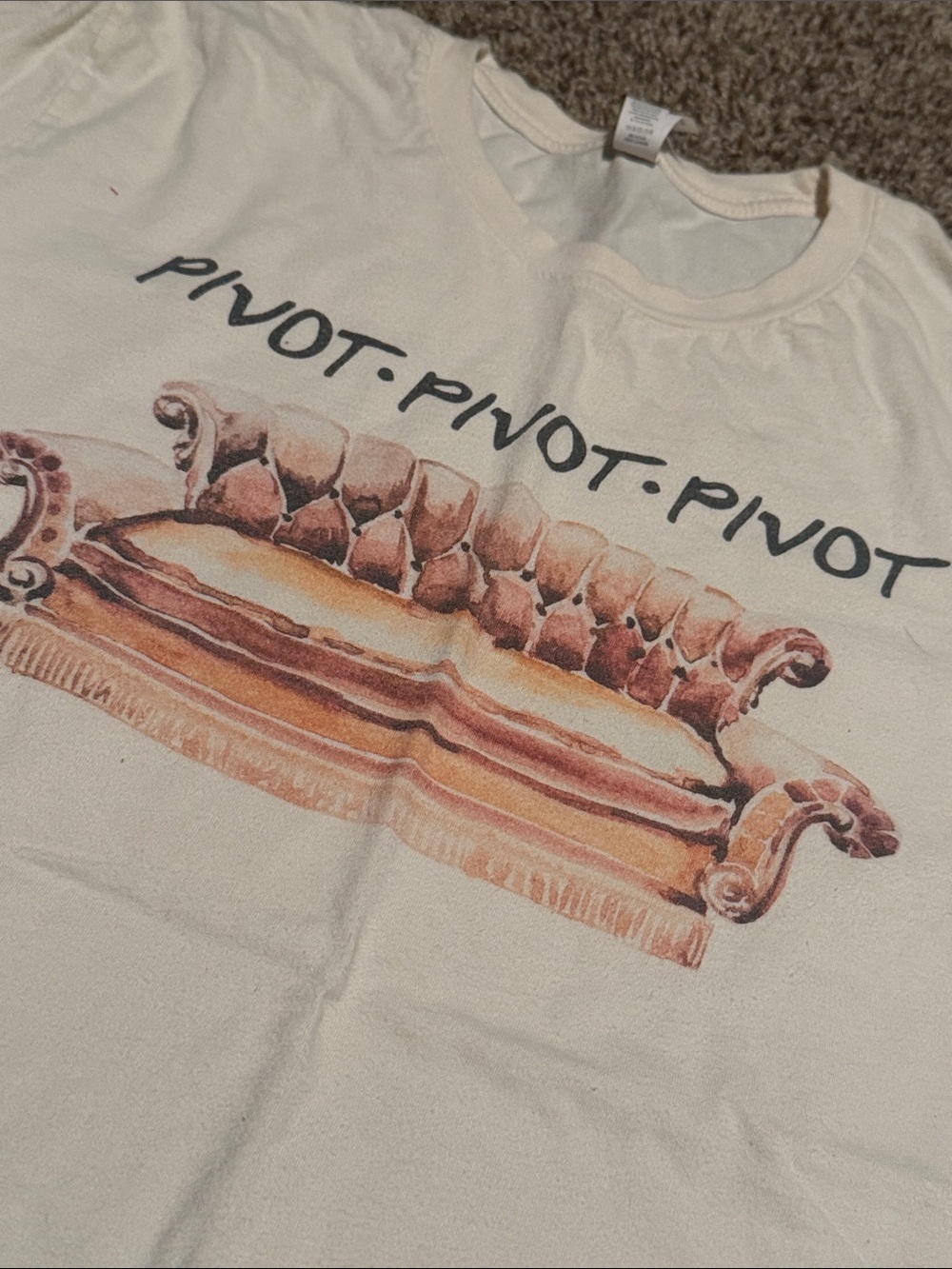 Friends “Pivot” Couch Tee (cream L)